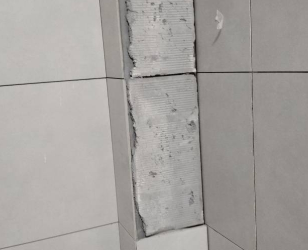 剑河瓷砖空鼓维修公司分享下瓷砖施工前基层浇水润湿程度不足，可能导致以下问题